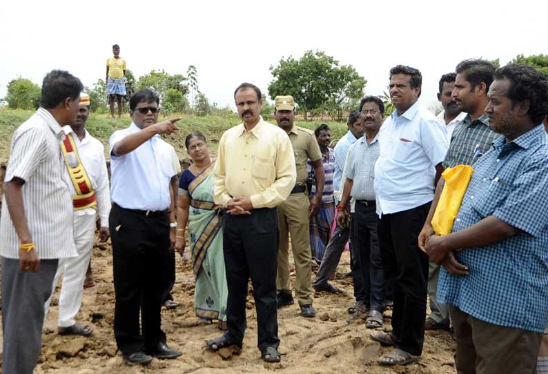 பள்ளிப்பட்டு ஊராட்சியில் பெரிய ஏரியில் வண்டல் மண் எடுக்கும் பணி கலெக்டர் ராஜேஷ் ஆய்வு