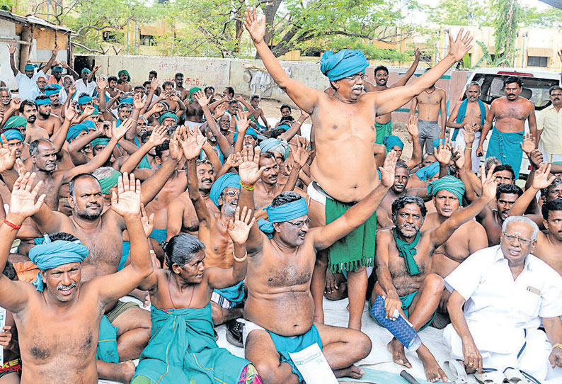 32 நாள் தொடர் போராட்டம் தொடங்கியது முதல் நாளில் அரை நிர்வாணத்துடன் ஆர்ப்பாட்டம்