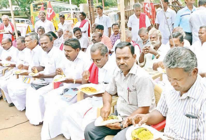 மாட்டு இறைச்சி உண்ணும் போராட்டம் விவசாயிகள்-தொழிலாளர்கள் பங்கேற்பு