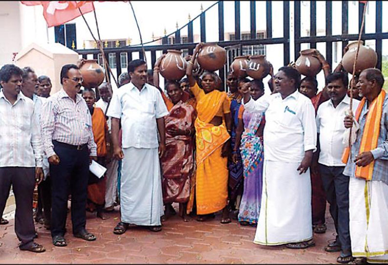 குடிநீர் தட்டுப்பாட்டை போக்கக்கோரி பானையை உடைக்கும் போராட்டம்