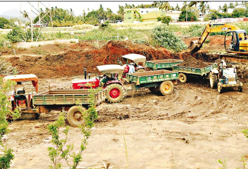 ஆக்கிரமிப்பு காரணமாக உடையகுளத்தை முழுமையாக சீரமைக்க முடியாமல் விவசாயிகள் தவிப்பு