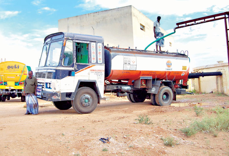 ஒட்டன்சத்திரம் நகராட்சி பகுதியில் லாரிகள் மூலம் குடிநீர் வினியோகம்