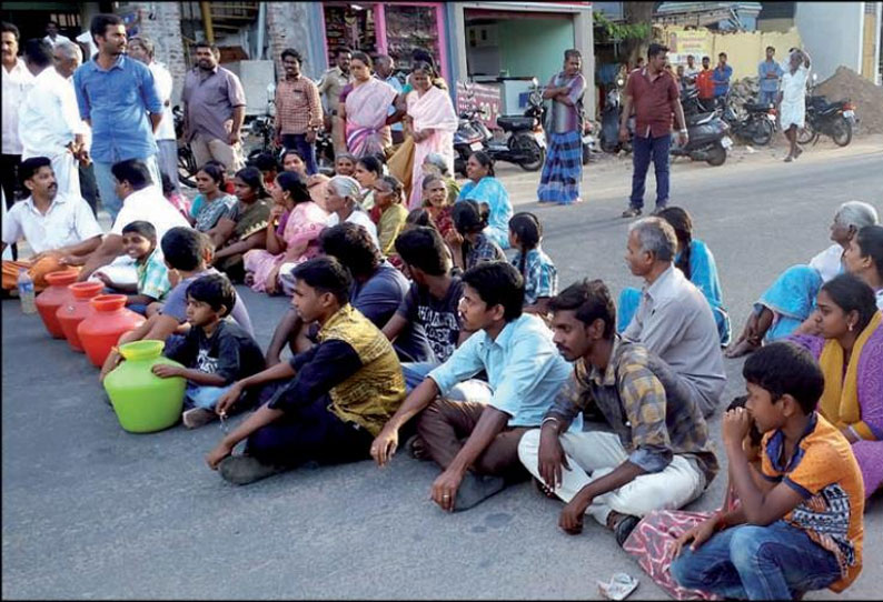 உடுமலையில், குடிநீரில் கழிவுநீர் கலந்து வருவதாக கூறி பொதுமக்கள் திடீர் சாலை மறியல்