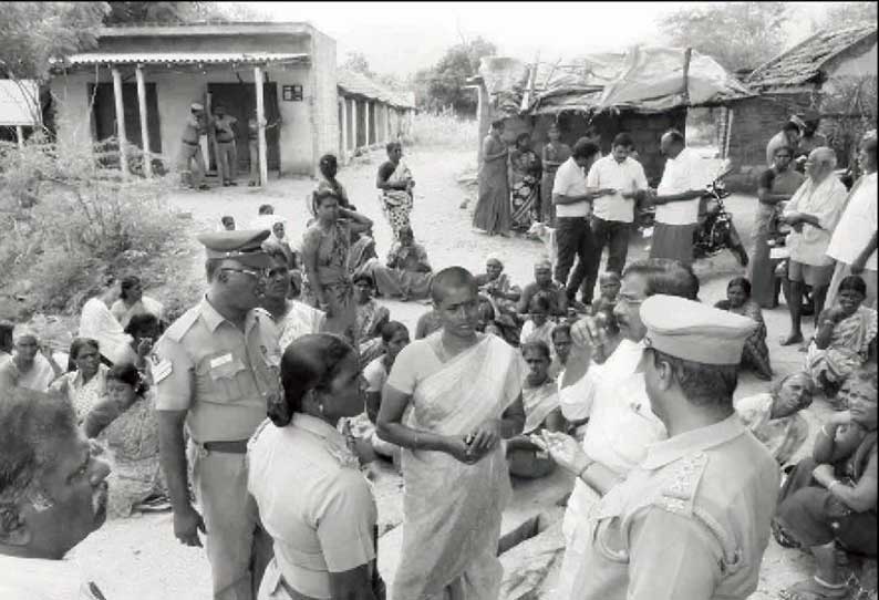 எட்டிமரத்துபட்டியில் மதுக்கடையை மூடக்கோரி பெண்கள் தர்ணா போராட்டம்