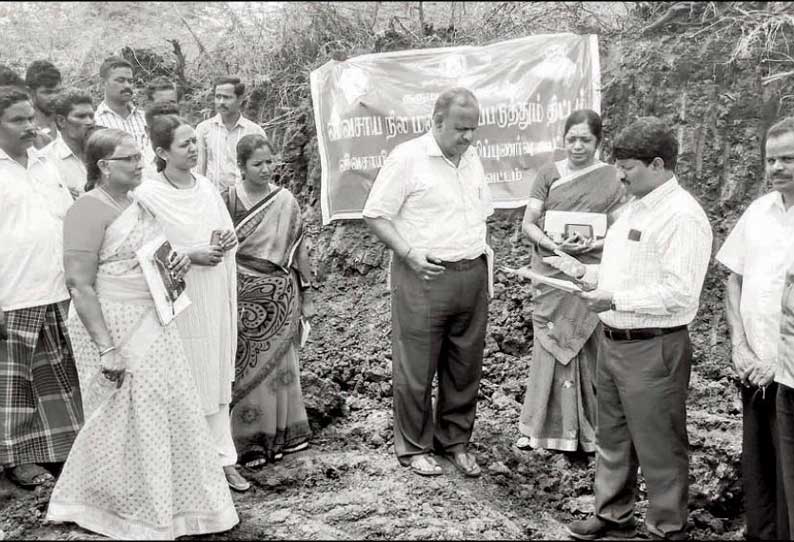 தோக்கம்பட்டி, நார்த்தம்பட்டி ஏரிகளில் விவசாயிகளுக்கு வண்டல் மண் வழங்கும் பணி