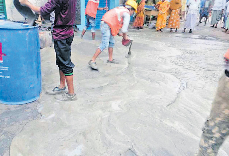 மெட்ரோ ரெயில் சுரங்க பாதை பணியின் போது வீட்டு வாசலில் சிமெண்டு ரசாயன கலவை வெளியேறியதால் பரபரப்பு