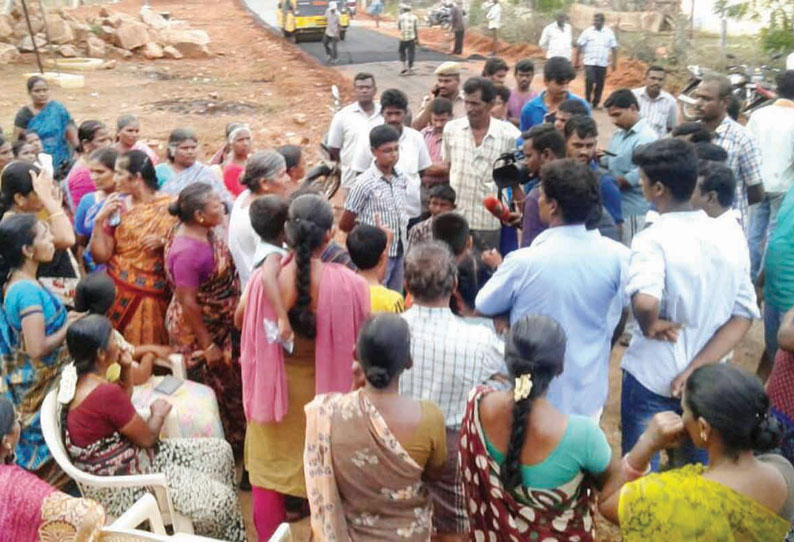 டாஸ்மாக் மதுக்கடையை திறக்க எதிர்ப்பு போராட்ட குழுவினருடன் மது குடிக்க வந்தவர்கள் மோதல்