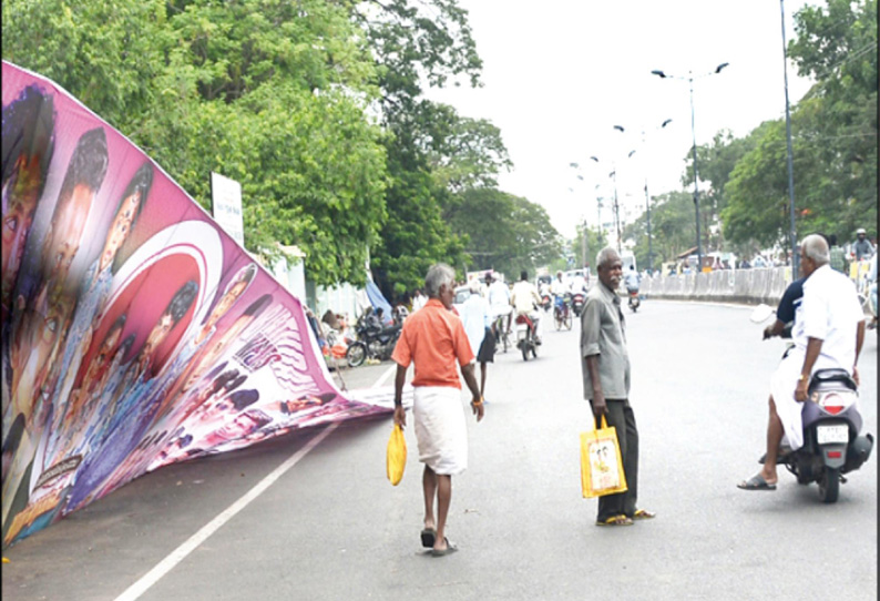 அரசு உத்தரவை மீறி வைக்கப்படும் பிளக்ஸ் பேனர்களால் பாதிப்பு