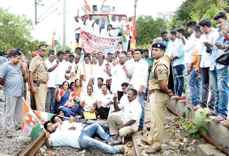 விவசாயிகள் மீது நடத்தப்பட்ட துப்பாக்கி சூட்டை கண்டித்து இளைஞர் காங்கிரஸ் சார்பில் ரெயில் மறியல்;40 பேர் கைது