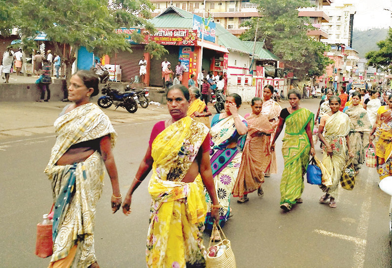 காங்கிரஸ் பிரமுகர் தாக்கப்பட்டதை கண்டித்து குமுளியில் முழு அடைப்பு போராட்டம்