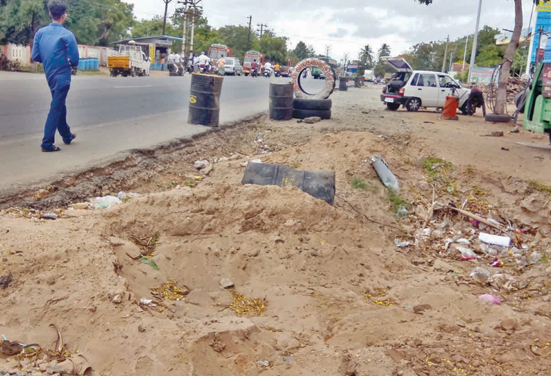 மரங்கள், மின்கம்பங்களை அகற்றாததால் உடுமலை ரோட்டை 4 வழிச்சாலையாக மாற்றும் பணி பாதியில் நிற்கிறது