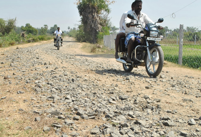 குண்டும் குழியுமான சாலையால் கிராம மக்கள் அவதி