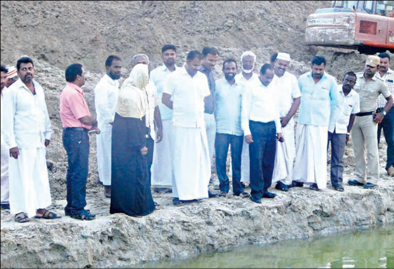 புதுமடத்தில் முன்மாதிரி மழைநீர் சேகரிப்பு குளம் அமைக்கும் பணி, கலெக்டர் நடராஜன் ஆய்வு