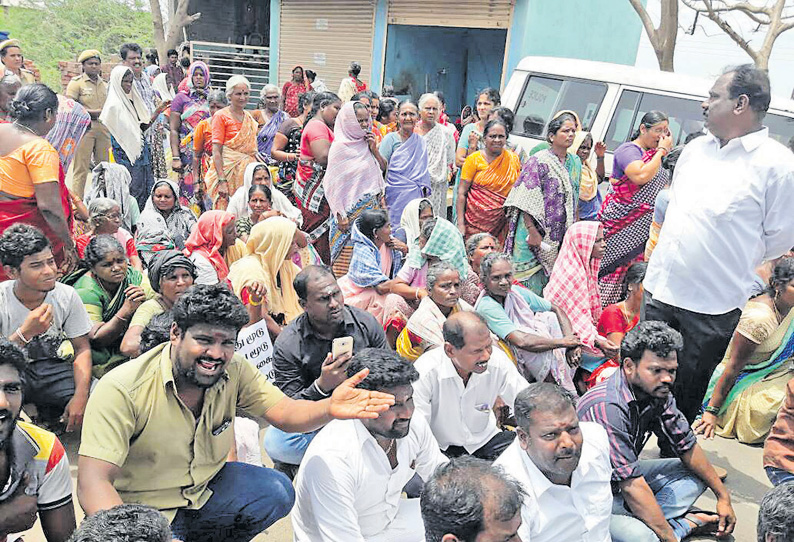 செங்குன்றம் அருகே மதுக்கடையை மூடக்கோரி பொதுமக்கள் சாலை மறியல்