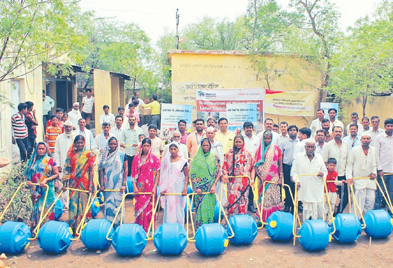 துயர் துடைக்கும் சுழலும் தண்ணீர் கேன்கள்