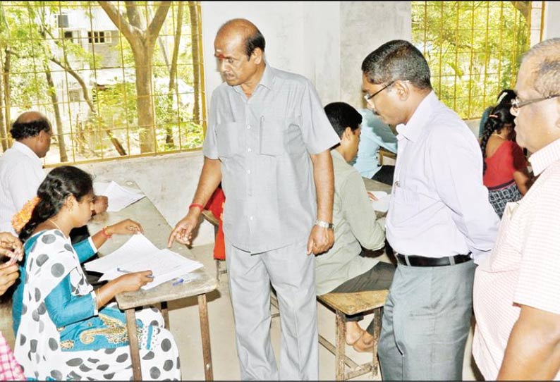 பெரம்பலூர் மாவட்டங்களில் நடந்த நான்காம் நிலை செயல் அலுவலர்களுக்கான தேர்வை எழுதினர்