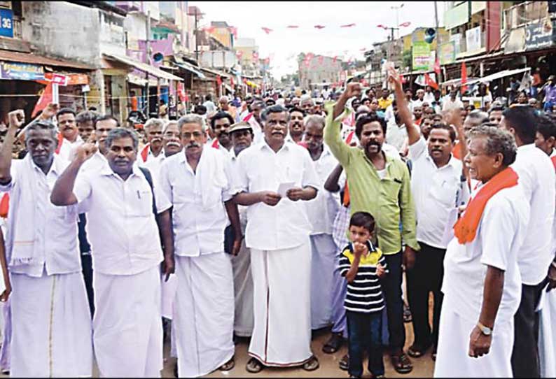 ஸ்ரீமுஷ்ணத்தில் வெள்ளாற்றில் மணல் குவாரி அமைக்க எதிர்ப்பு தெரிவித்து  ஆர்ப்பாட்டம்