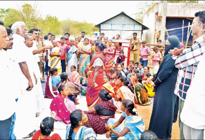 டாஸ்மாக் கடையை அகற்றக்கோரி பெண்கள் முற்றுகை போராட்டம்