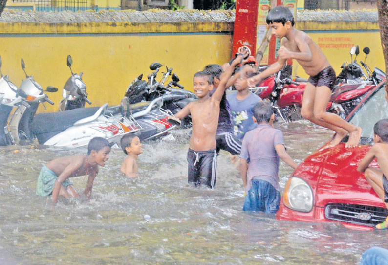 மும்பையில் பரவலாக மழை தாராவியில் 25 வீடுகளுக்குள் தண்ணீர் புகுந்தது