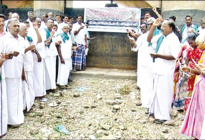 குறுவை சாகுபடிக்கு மேட்டூர் அணை திறக்கப்படாததால் விவசாயிகள் நூதன போராட்டம்