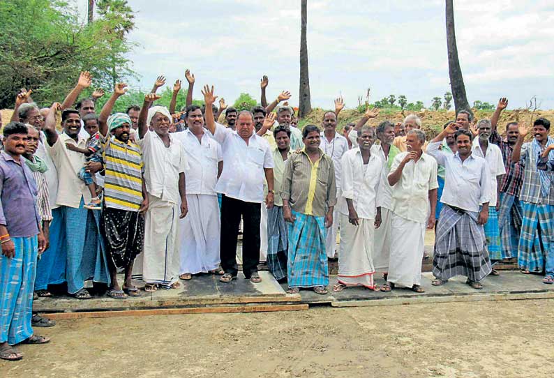 ரூ.28 லட்சம் செலவில் தடுப்பணைகள் ஆந்திர அரசை கண்டித்து தமிழக விவசாயிகள் ஆர்ப்பாட்டம்