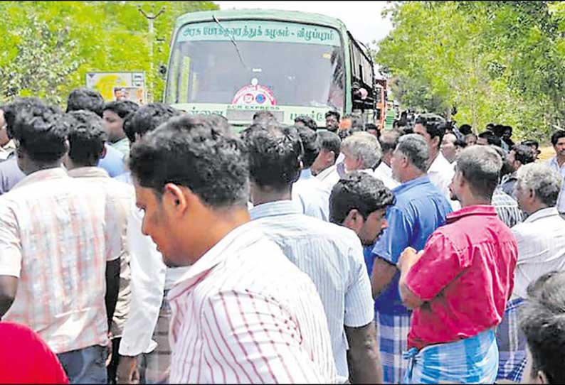 செய்யூர் அருகே மறியலில் ஈடுபட்டு பஸ்சை சிறைபிடித்த கிராம மக்கள்