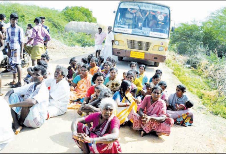 காளியம்மன் கோவில் கட்டியதற்கு எதிர்ப்பு தெரிவித்து பொதுமக்கள் சாலை மறியல்