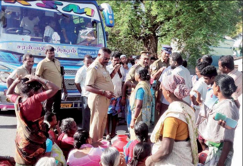 குடிநீர் வழங்கக்கோரி பொதுமக்கள் காலிகுடங்களுடன் சாலை மறியல் போக்குவரத்து பாதிப்பு