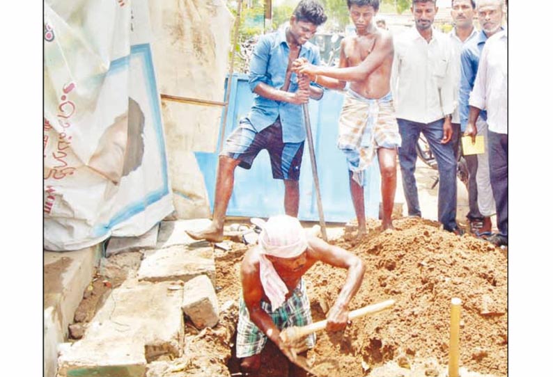 வைப்புத்தொகை செலுத்தாமல் முறைகேடாக பெற்றதால் 11 வீடுகளில் குடிநீர் இணைப்பு துண்டிப்பு