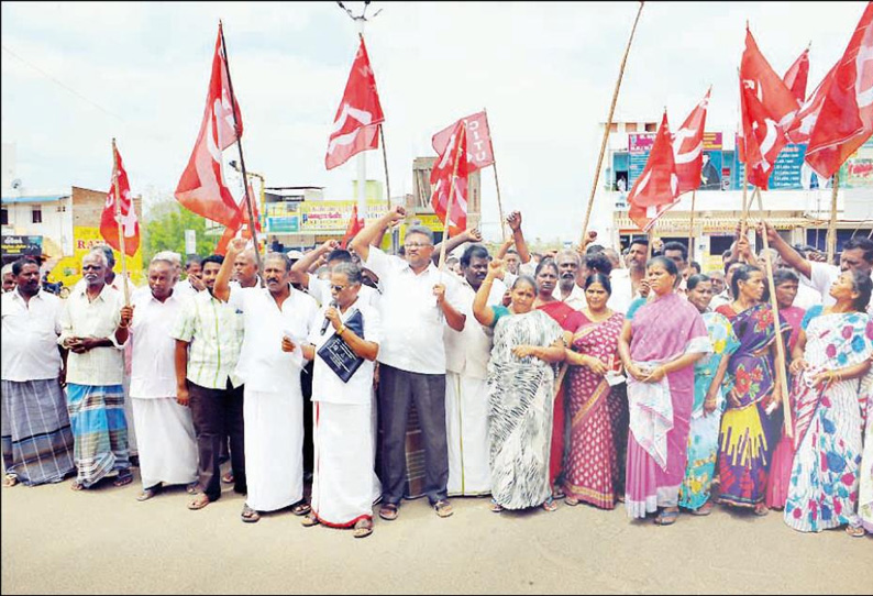 தேனி கலெக்டர் அலுவலகம் முன்பு கட்டுமான தொழிலாளர்கள் கண்டன ஆர்ப்பாட்டம்