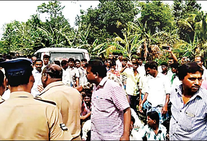 கல்வராயன்மலை அருகே டிராக்டர் மீது மோட்டார் சைக்கிள் மோதல்; தொழிலாளி பலி