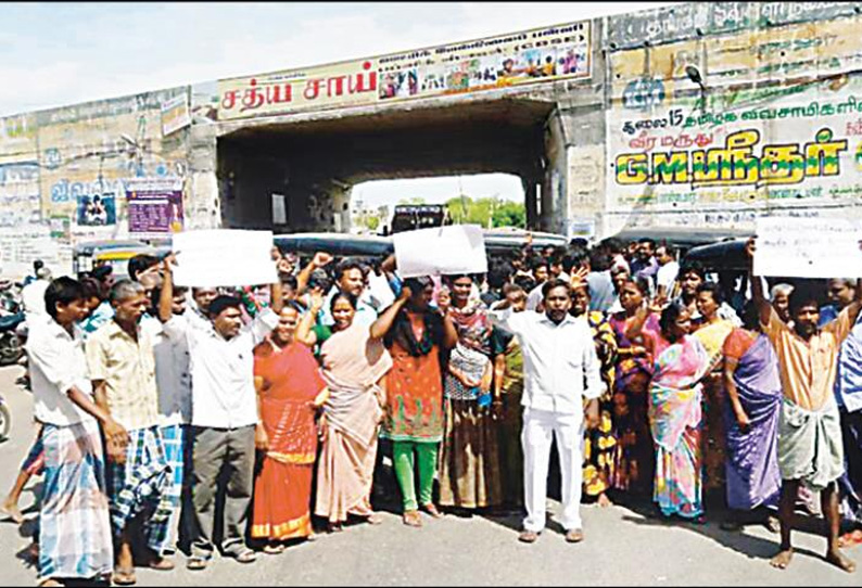 இரவுநேர ஓட்டல்களை போலீசார் தாக்கியதை கண்டித்து வியாபாரிகள் கடை அடைப்பு; சாலை மறியல்