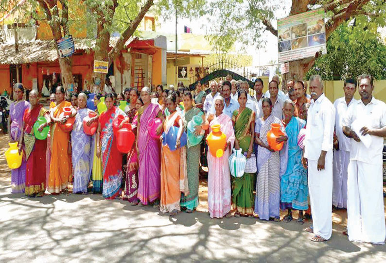 கடையம் யூனியன் அலுவலகத்தில் குடிநீர் கேட்டு காலிக் குடங்களுடன் பொதுமக்கள் முற்றுகை போராட்டம்