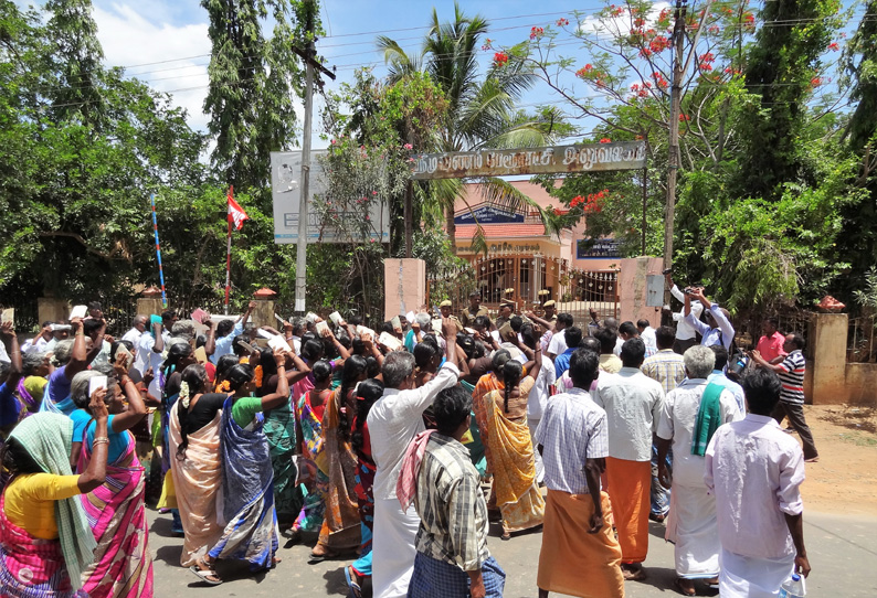 ஸ்ரீமுஷ்ணம் தாலுகா அலுவலகத்தில் ரே‌ஷன், ஆதார் கார்டுகளை ஒப்படைக்க 6 கிராம மக்கள் திரண்டு வந்ததால் பரபரப்பு