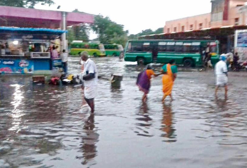 மாவட்டம் முழுவதும் பலத்த மழை சிவகங்கையில் வீடுகளுக்குள் மழைநீர் புகுந்தது