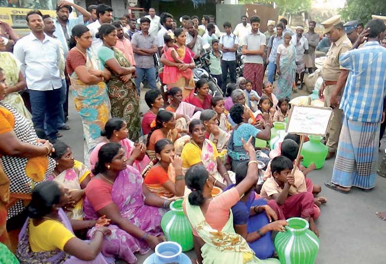 ஓமலூர் அருகே குடிநீர் கேட்டு காலிக்குடங்களுடன் பெண்கள் சாலைமறியல் போக்குவரத்து பாதிப்பு