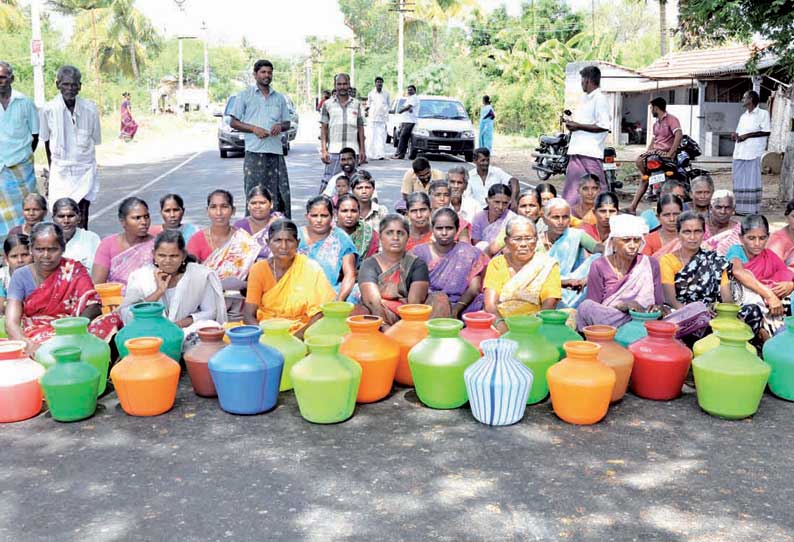 முத்தூர் அருகே குடிநீர் கேட்டு காலிக்குடங்களுடன் பொதுமக்கள் சாலை மறியல்