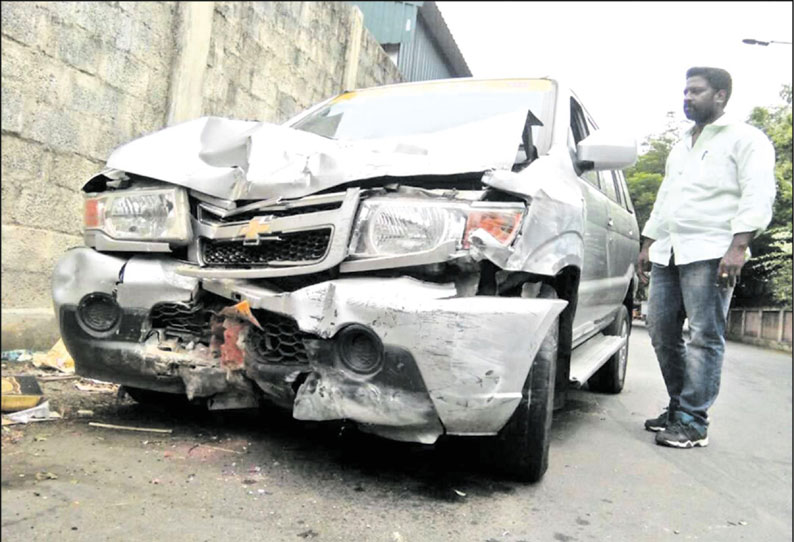 குடிபோதையில் டிரைவர் காரை ஓட்டியதால் விபத்து; 4 பேர் படுகாயம் ஐகோர்ட்டு தலைமை நீதிபதி வீட்டின் சுவரில் மோதி நின்றது