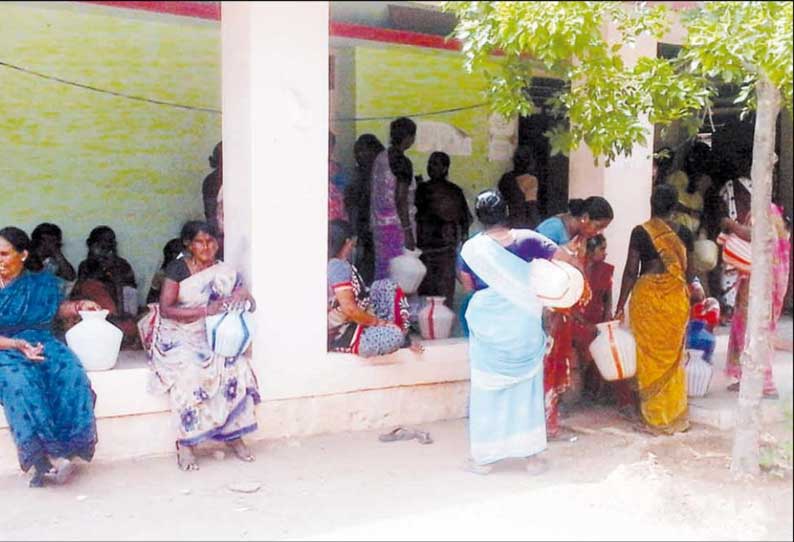 குடிநீர் வழங்கக்கோரி ஆலத்தூர் ஒன்றிய அலுவலகத்தை பெண்கள் காலிக்குடங்களுடன் முற்றுகை