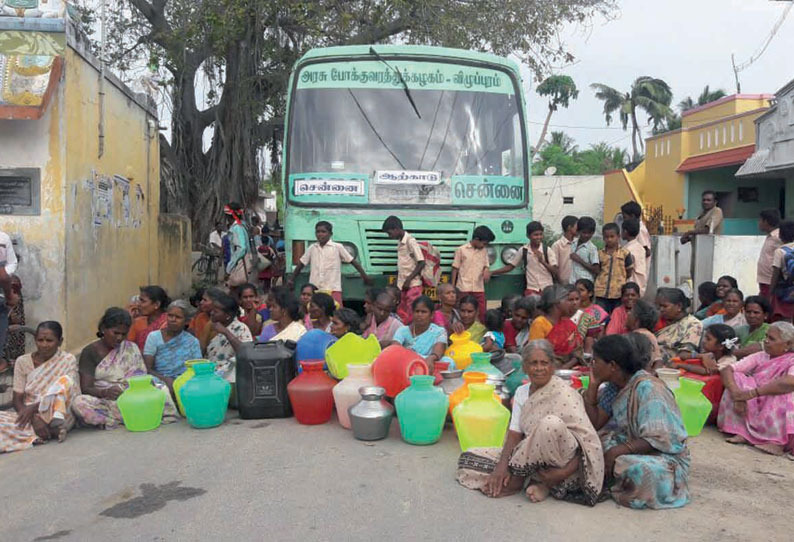 குடிநீர் வழங்கக்கோரி பஸ்சை சிறைபிடித்து பொதுமக்கள் மறியல்