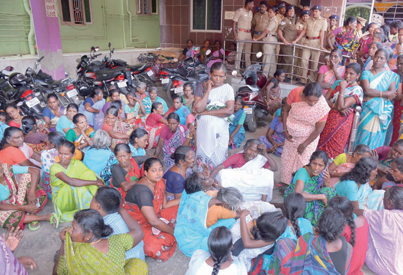 தூத்துக்குடியில் தனியார் ஆஸ்பத்திரியில் சிகிச்சை பெற்ற ஆசிரியை சாவு உறவினர்கள் முற்றுகை போராட்டம்