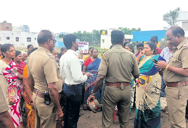 மாதவரத்தில் மதுக்கடைகளை மூடக்கோரி பொதுமக்கள் முற்றுகை போராட்டம் மாதவரத்தில் மதுக்கடைகளை மூடக்கோரி பொதுமக்கள் முற்றுகை போராட்டம்