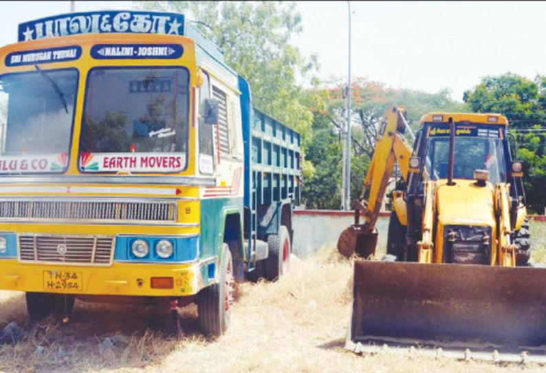 மணல் லாரி, பொக்லைன் எந்திரம் சிறைபிடிப்பு