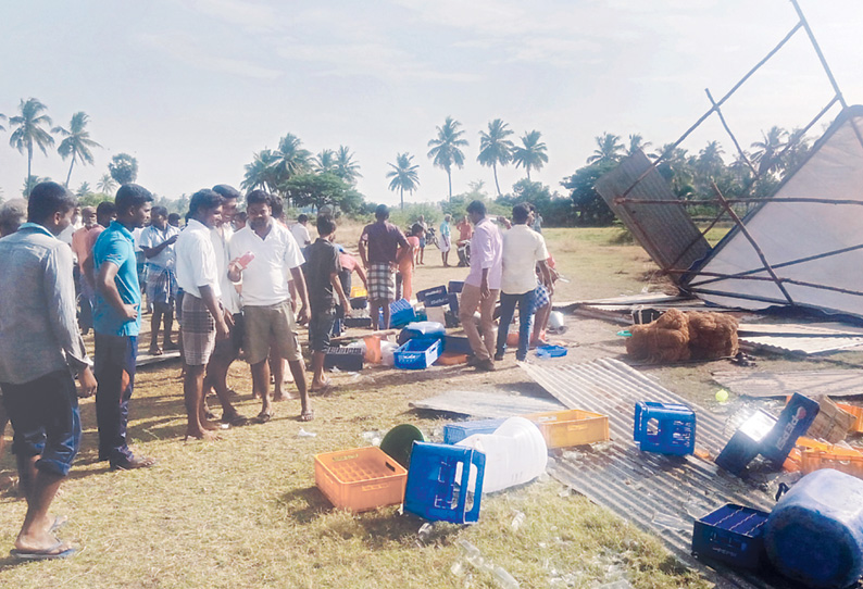 எம்.எல்.ஏ. முன்னிலையில் மதுக்கடைகளை பொதுமக்கள் சூறையாடியதால் பரபரப்பு