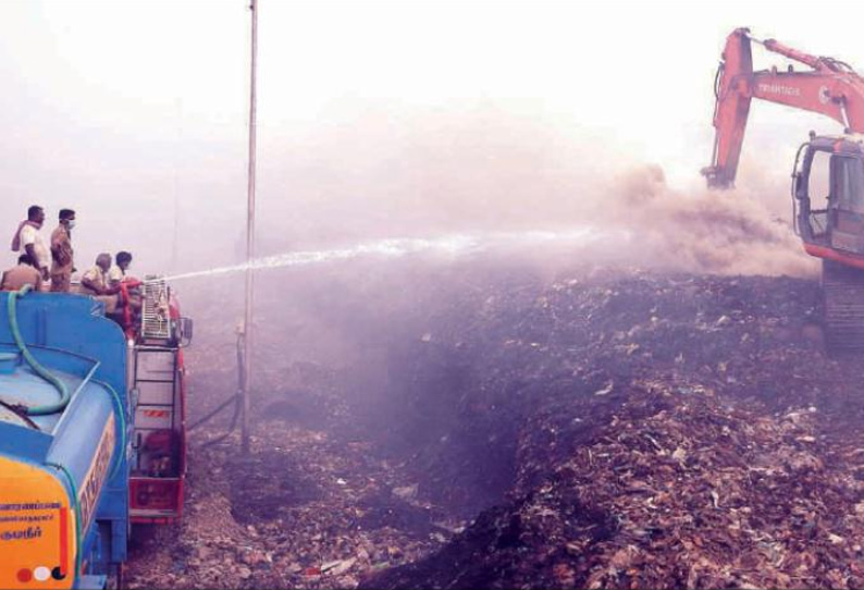 குப்பை கிடங்கில் தீயை அணைக்க 4-வது நாளாக போராட்டம் பொதுமக்கள் கடும் அவதி குப்பை கிடங்கில் தீயை அணைக்க 4-வது நாளாக போராட்டம் பொதுமக்கள் கடும் அவதி