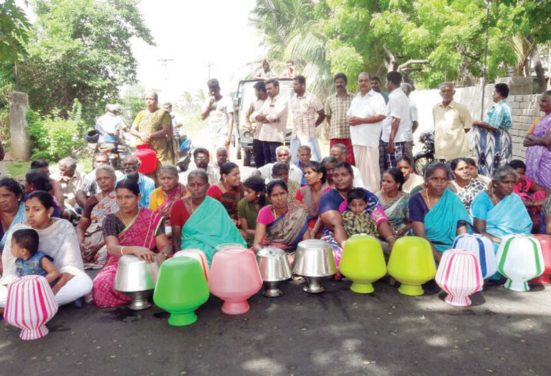 குடிநீர் கேட்டு காலி குடங்களுடன் பொதுமக்கள் சாலைமறியல் 2 அரசு பஸ்கள் சிறைபிடிப்பு