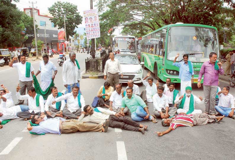 மண்டியாவில் 2–வது நாளாக போராட்டம் சாலை மறியலில் ஈடுபட்ட விவசாயிகள் கைது