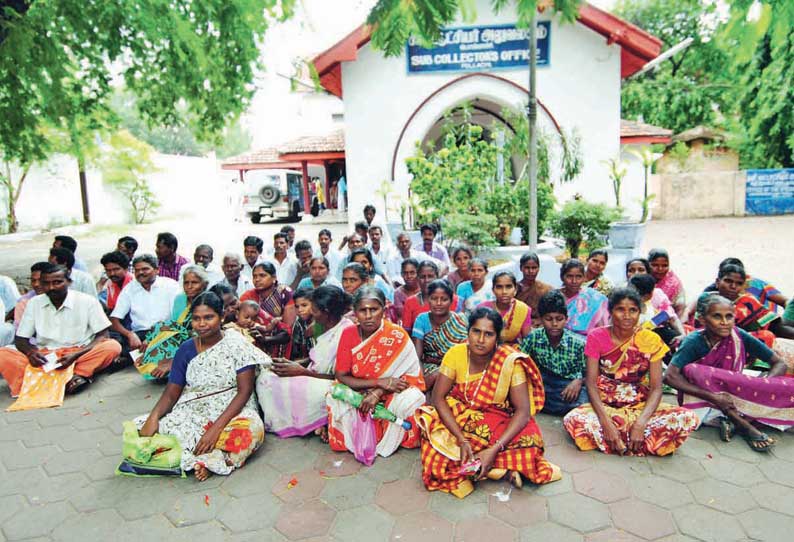 அடிப்படை வசதிகள் கேட்டு சப்–கலெக்டர் அலுவலகத்தை முற்றுகையிட்ட மலைவாழ் மக்கள்