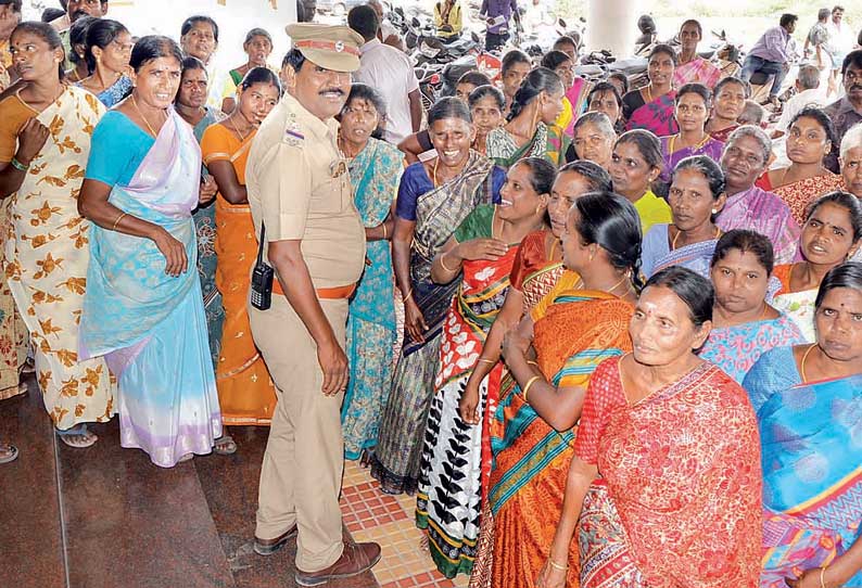 குடிநீர் வசதி கோரி கலெக்டர் அலுவலகத்தை முற்றுகையிட்ட பெண்கள்