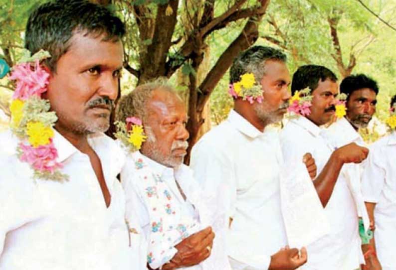 குடிநீர் சுத்திகரிப்பு நிலையத்தால் பாதிப்பு காதில் பூ சுற்றி வந்து மனு கொடுத்த கிராம மக்கள்